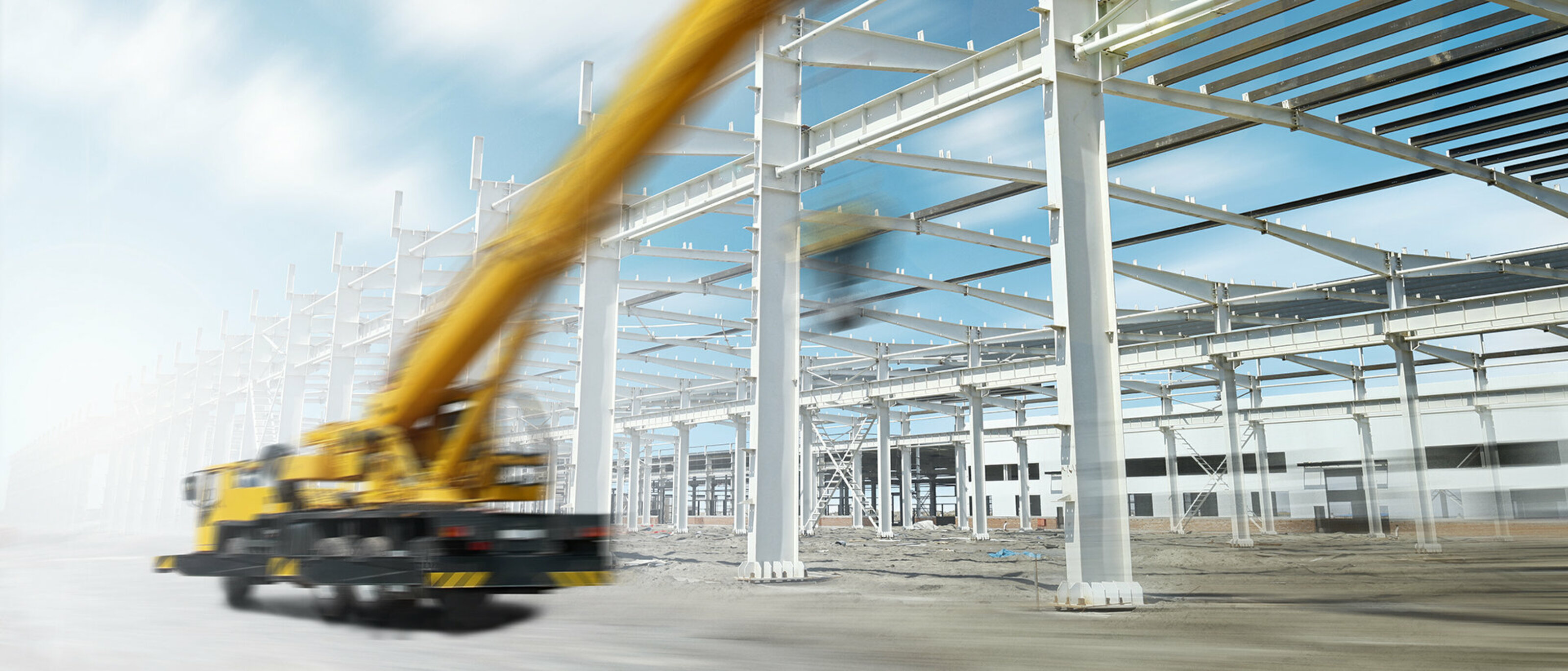 Baukran auf einer Industriebaustelle, enthält Anwendungen von Gasfedern in schweren Maschinen und Baugeräten.