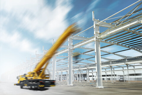 Baukran auf einer Industriebaustelle, enthält Anwendungen von Gasfedern in schweren Maschinen und Baugeräten.